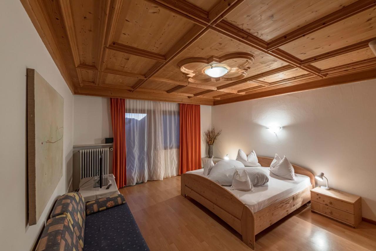 Pension Apartments Klotznerhof Schenna Bagian luar foto