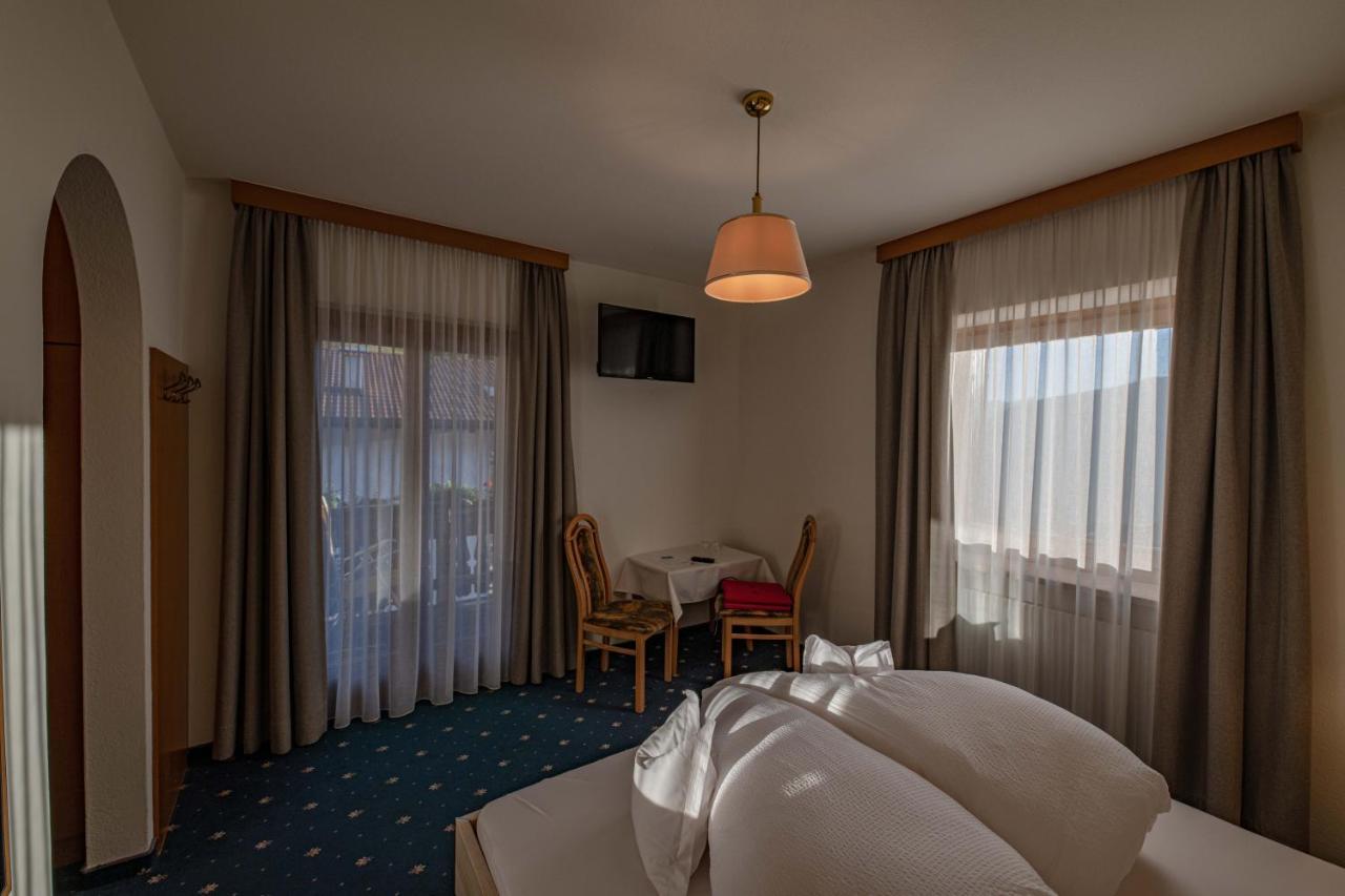 Pension Apartments Klotznerhof Schenna Bagian luar foto